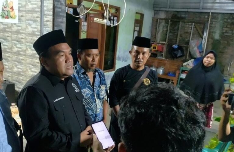 Ketua Pagar Nusa Jateng, Arieg Rohman (kiri) menjelaskan terkait sikap atas kematian pesilatnya.