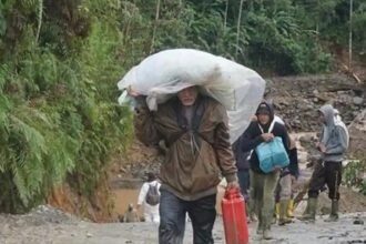 Warga Aceh jalan kaki puluhan kilometer demi bisa mendapat beras dan gas.