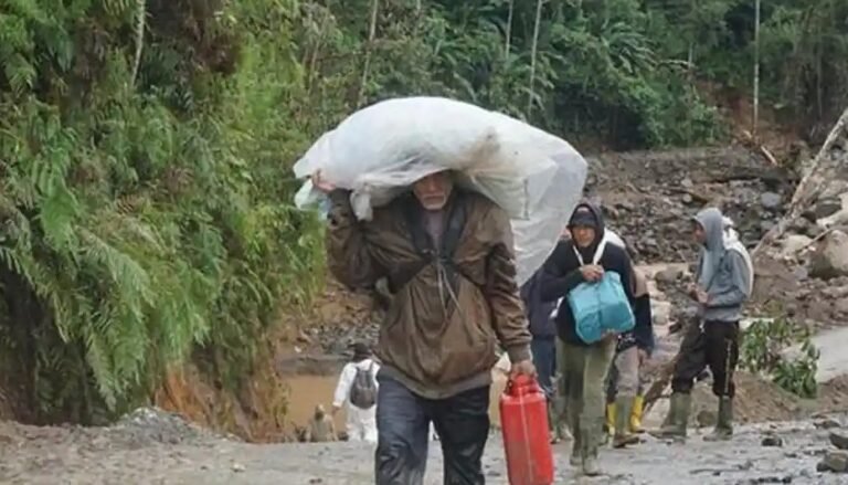 Warga Aceh jalan kaki puluhan kilometer demi bisa mendapat beras dan gas.