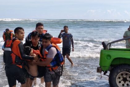 Petugas SAR menyelematkan korban tenggelam di Pantai Parangtritis, saat libur Natal 2025.