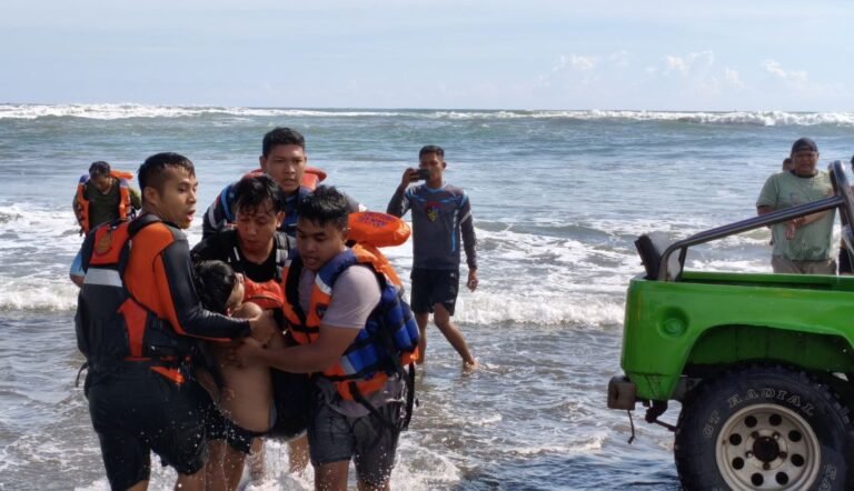 Petugas SAR menyelematkan korban tenggelam di Pantai Parangtritis, saat libur Natal 2025.