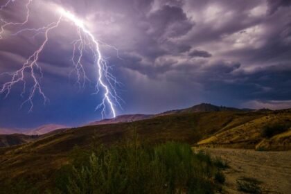 Ilustrasi sambaran petir di atas gunung.