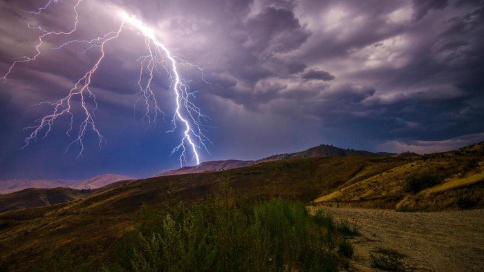 Ilustrasi sambaran petir di atas gunung.