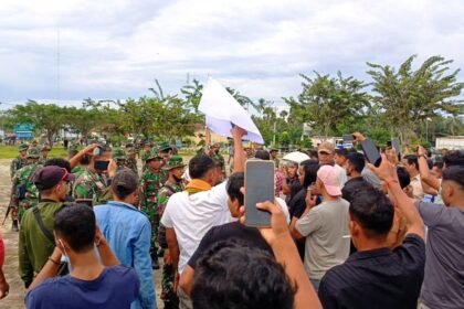 Aksi demonstrasi menuntut penetapan status bencana nasional di Aceh.