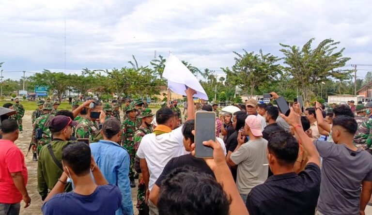 Aksi demonstrasi menuntut penetapan status bencana nasional di Aceh.