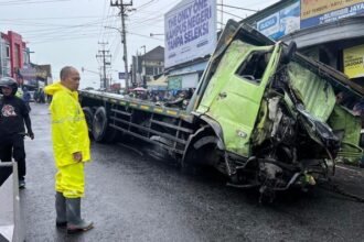 Polisi melihat TKP kecelakaan truk keramik di pertigaan Kertek, Wonosobo, Sabtu (27/12/2025).