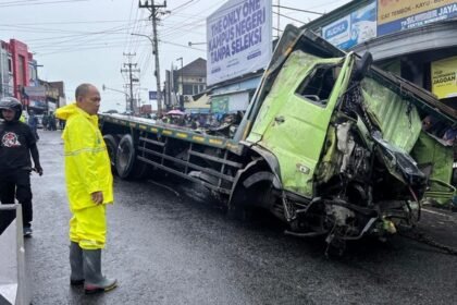 Polisi melihat TKP kecelakaan truk keramik di pertigaan Kertek, Wonosobo, Sabtu (27/12/2025).