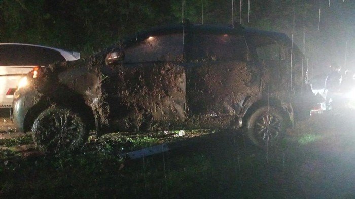 Kondisi mobil yang terkena runtuhan longsor di Bukit Mitis, di jalan Alternatif Lawu, Kecamatan Tawangmangu, Kabupaten Karanganyar, Jumat (26/12/2025).