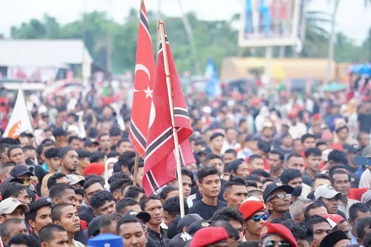 Ilustrasi demonstrasi warga Aceh meminta penetapan status bencana nasional, dengan mengibarkan bendera bulan bintag.