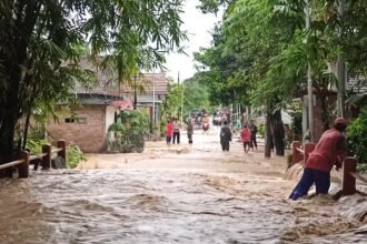 Tanggul Sungai Plumbon jebol, membuat air melimpah hingga menggenangi permukiman warga di Semarang.