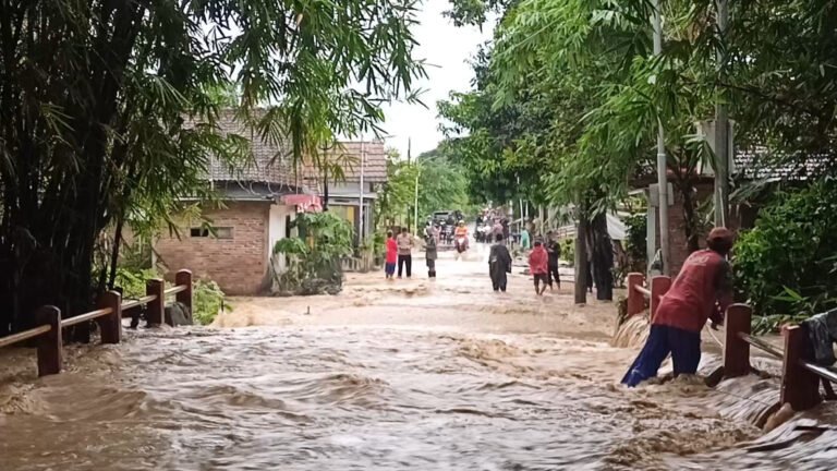Tanggul Sungai Plumbon jebol, membuat air melimpah hingga menggenangi permukiman warga di Semarang.