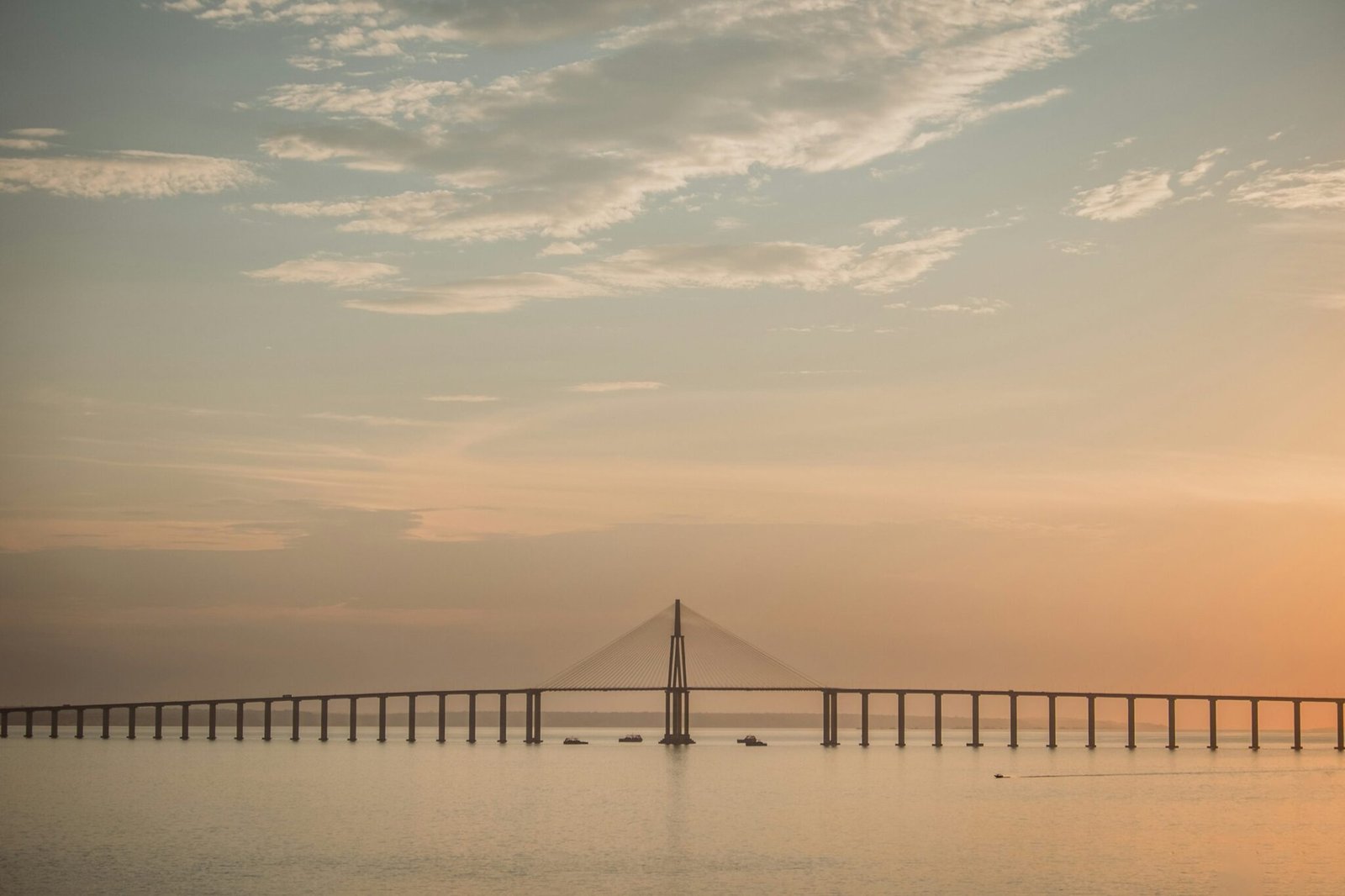 Ilustrasi jembatan panjang membelah lautan.