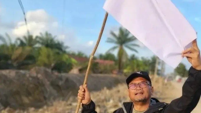 Warga Aceh kibarkan bendera putih, mereka nyerah bantuan seret.