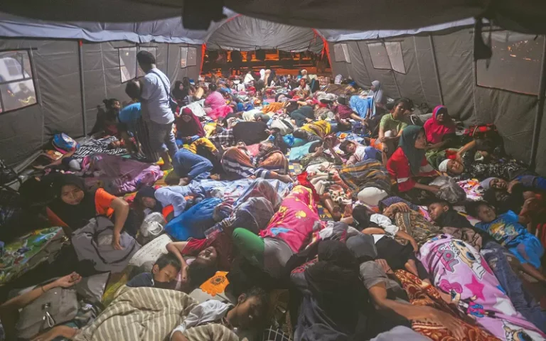 Ilustrasi warga korban bencana tidur berdesakan di tenda pengungsian.