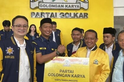 Arief Rosyid bersama Ketua Umum Golkar Bahlil Lahadalia.