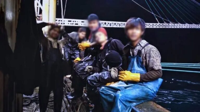 Ilustrasi anak buah kapal (ABK) berlayar di tengah laut. Awak kapal sering mendapat perlakuan tak manusiawi.