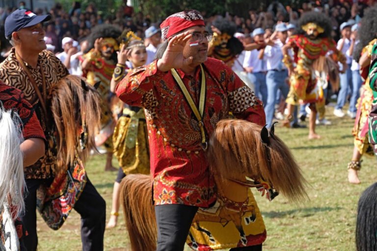 Bupati Temanggung Agus Setyawan (Agus Gondrong) tampil dengan jaran kepang, beberapa waktu lalu.