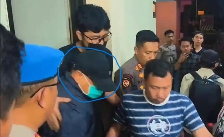 Sudewo tersandung saat digelandang keluar dari Mapolres Kudus, Senin (20/1/2026) malam.