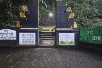 Salah satu gapura sendang yang bertuliskan aksara Jawa, Senin (26/01/2026). (ul)