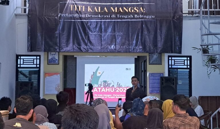 Direktur LBH Semarang, Syamsuddin Arief (pegang mik) paparan tentang kerja-kerja advokasi organisasinya, Rabu (21/1/2026). (bae)