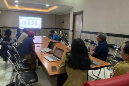 Mediator memfasilitasi pekerja dan perusahaan Suara Merdeka lewat tripartit di ruang Disnaker Kota Semarang, Senin (26/1/2026). (ist)