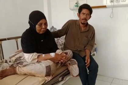 Kondisi Nenek Saudah (68) yang menjalani perawatan di RSUD Tuanku Imam Bonjol Lubuk Sikaping, Senin (5/1/2026), seusai menjadi korban dugaan penganiayaan oleh para petambang emas ilegal di Kabupaten Pasaman, Sumatera Barat.