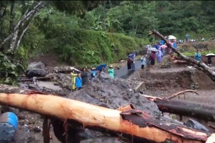 Banjir bandang dan longsor memutus akses jalan menuju Desa Tempur, Kecamatan Keling, Kabupaten Jepara, Minggu (11//1/2026).
