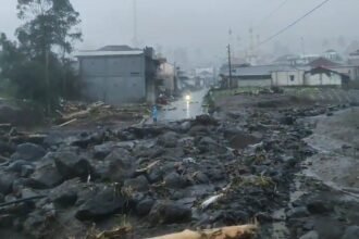 Bencana banjir bandang di lereng Gunung Slamet membuat sejumlah infrastruktur rusak hingga sebagian warga Purbalingga terisolasi, Sabtu (24/12026).