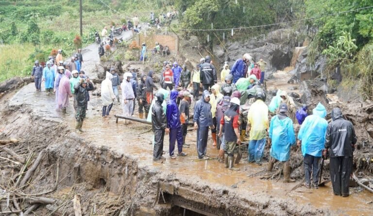 Petugas BPBD, TNI, Polri dan relawan membersihkan material banjir bandang yang menutup akses jalan di Dusun Bambangan, Desa Kutabawa, Kecamatan Karangreja, Purbalingga, Jawa Tengah, Sabtu (24/1/2026). (ist)