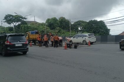 Petugas sedang memperbaiki jalan dan arus lalu lintas sedikit melambat di area perbaikan Senin 26/01/2026. (dul)