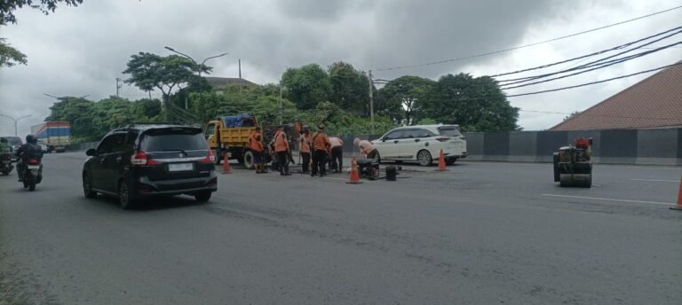 Petugas sedang memperbaiki jalan dan arus lalu lintas sedikit melambat di area perbaikan Senin 26/01/2026. (dul)