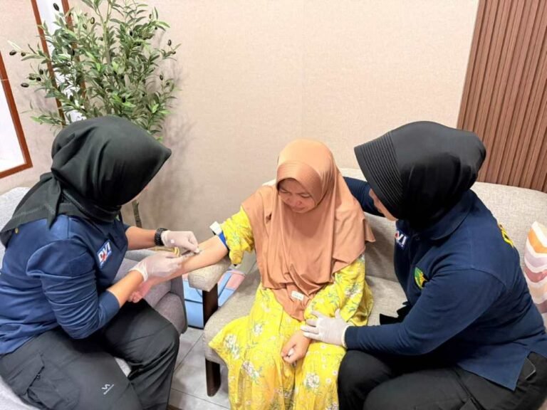 Tim DVI Biddokkes Polda Jateng mengambil sampel DNA di Karanganyar, Minggu (18/1/2026). Foto: Dok. Polda Jateng.