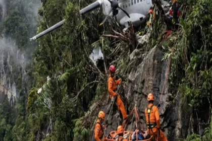 Ilustrasi Tim SAR melakukan rescue vertikal untuk mengevakuasi korban pesawat jatuh di gunung.