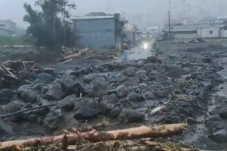 Material lumpur bebatuan dan Potongan batang kayu menutup akses Desa Serang dan Desa Kutabawa, Kabupaten Purbalingga, Jawa Tengah, Sabtu (24/1). Foto: Dok. BNPB