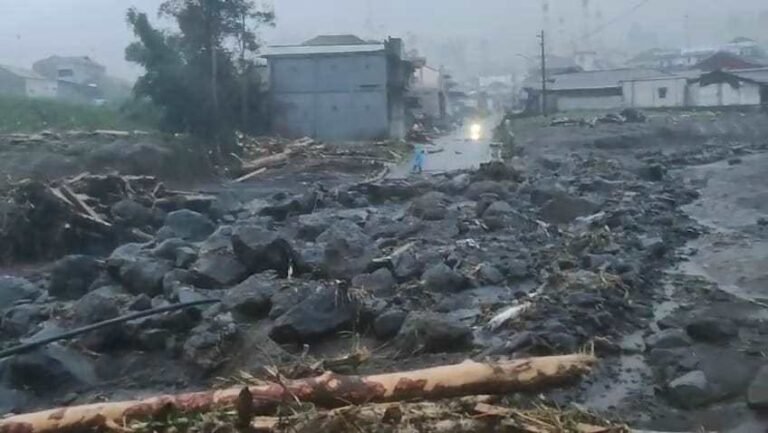 Material lumpur bebatuan dan Potongan batang kayu menutup akses Desa Serang dan Desa Kutabawa, Kabupaten Purbalingga, Jawa Tengah, Sabtu (24/1). Foto: Dok. BNPB