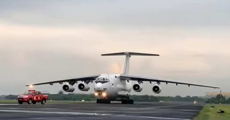 Pesawat Rusia mendarat di Semarang. Foto: Ist.