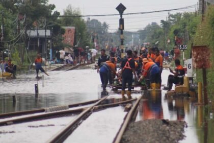 Banjir menggenani rel di wilayah Pekalongan, Senin (19/1/2026). Foto: Dok. KAI Daop 4 Semarang.