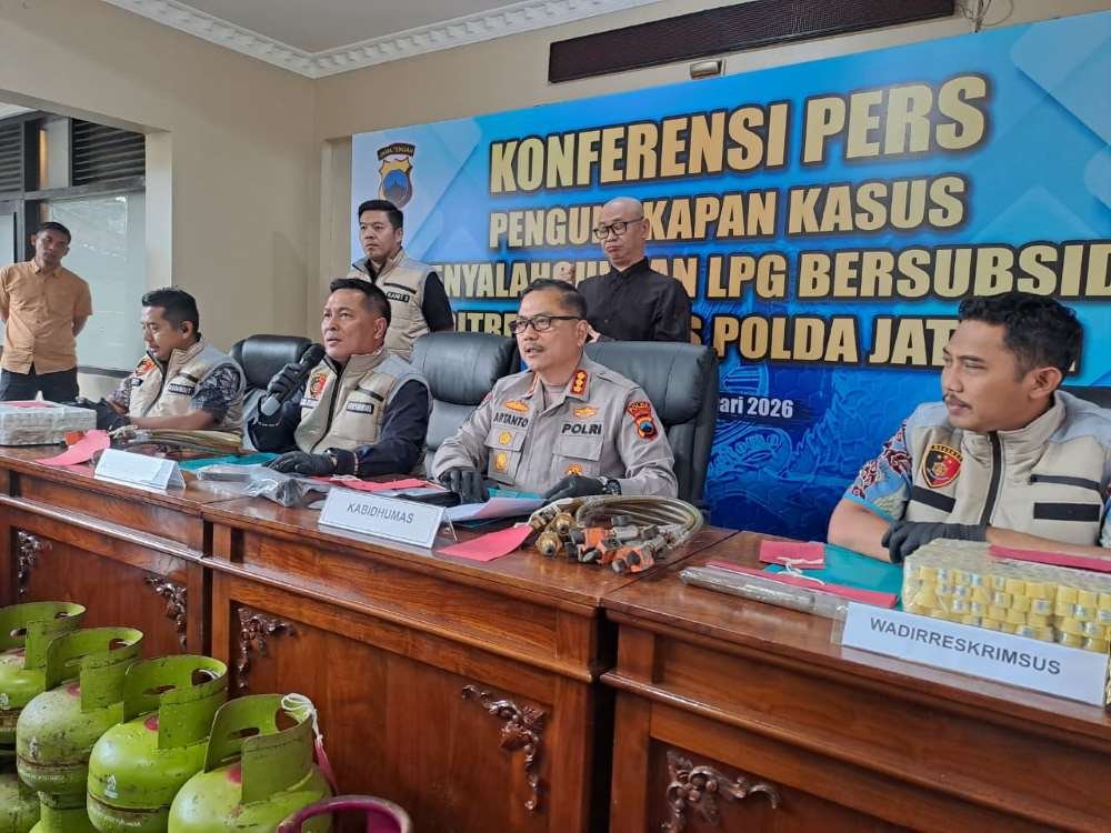 Direktur Reskrimsus Polda Jateng Kombes Pol Djoko Julianto (memegang mik) didampingi Kabid Humas Kombes Artanto memberikan keterangan pers kepada wartawan di Markas Ditreskrimsus Polda Jateng, Kota Semarang, Jumat (23/1/2026). Foto: Eka Setiawan
