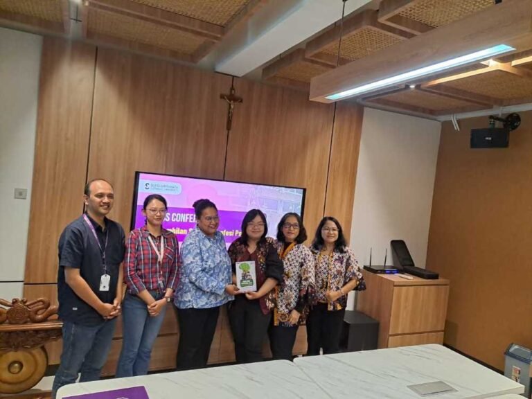 Faradiba Anugerah Kaay (tiga dari kiri) di Kampus SCU Bendan Kota Semarang, Rabu (28/1/2026). Foto: Eka Setiawan