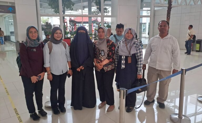 Maryam, eks-napiter (bercadar) berfoto bersama petugas, sebelum dideportasi ke Malaysia melalui Bandara Ahmad Yani Semarang, Sabtu (3/1/2026).