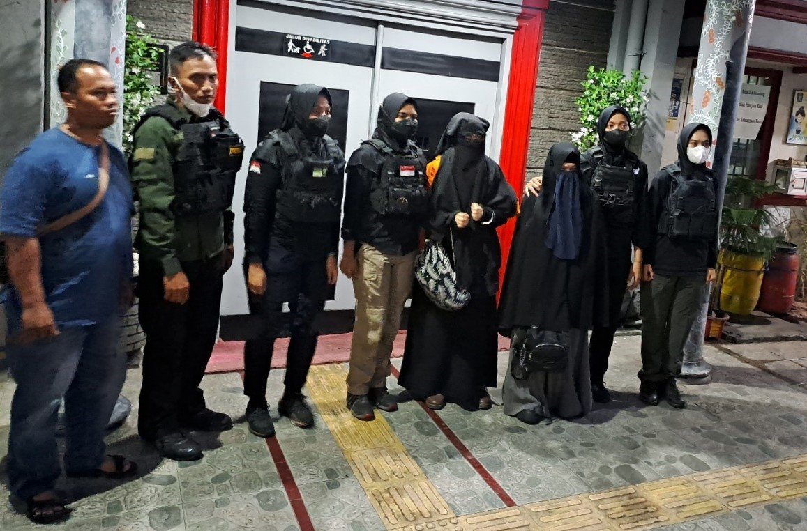 Napiter Maryam dan Azzerine saat dipindahkan Densus 88 dari Rutan PMJ ke Lapas Perempuan Semarang Rabu (6/12/2023) dini hari lalu.