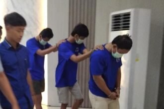 Polisi menggiring tersangka pengeroyokan pesilat Pagar Nusa.