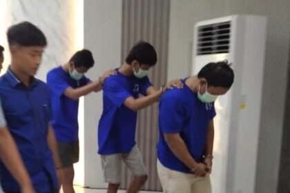 Polisi menggiring tersangka pengeroyokan pesilat Pagar Nusa.