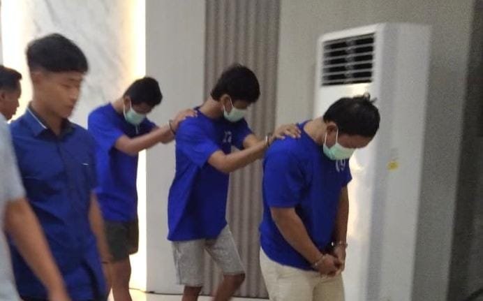 Polisi menggiring tersangka pengeroyokan pesilat Pagar Nusa.