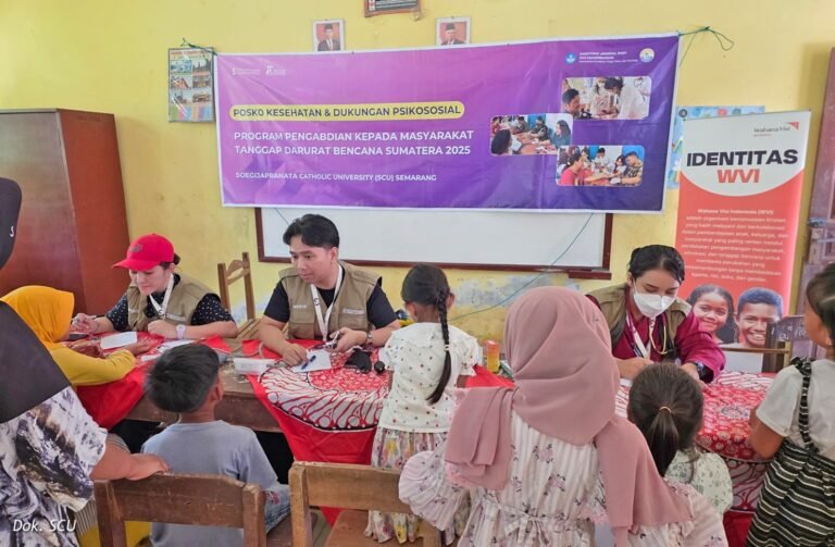 Tim kampus SCU Semarang melayani pemeriksaan kesehatan korban bencana Sumatera.