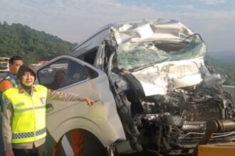 Polisi menunjuk mobil pengangkut guru yang kecelakaan di Tol Ungaran.