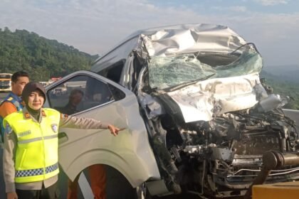 Polisi menunjuk mobil pengangkut guru yang kecelakaan di Tol Ungaran.
