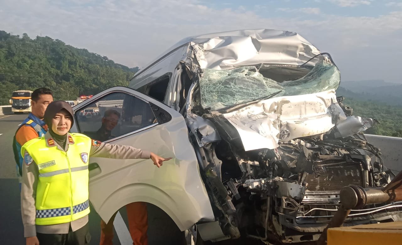 Polisi menunjuk mobil pengangkut guru yang kecelakaan di Tol Ungaran.