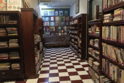 Books Bos di Jl. Dorang No.7, Dadapsari, Kec. Semarang Utara, Kota Semarang, nyediain buku-buku impor dengan harga miring.