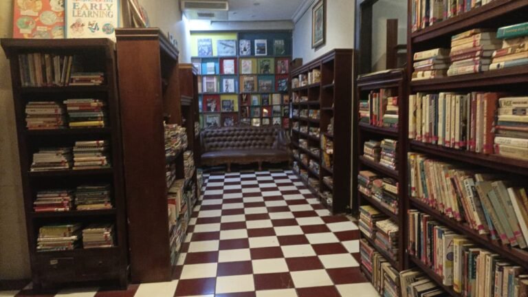 Books Bos di Jl. Dorang No.7, Dadapsari, Kec. Semarang Utara, Kota Semarang, nyediain buku-buku impor dengan harga miring.